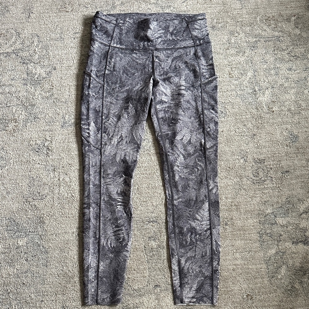 Lululemon women’s Fast & free tight
Size 8
Color grays
